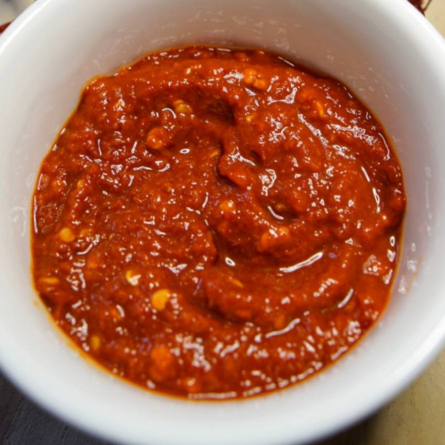 তার পরে তাতে যোগ করুন ৫-৬টা লঙ্কা বাটা। দিয়ে দিন ২-৩টি টোম্যাটো বাটা। আবার ভাল করে কষিয়ে নিন। 