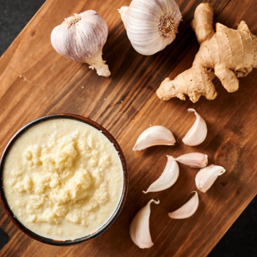 বাটিতে রাখা আদা-রসুন বাটায় একটু জল মিশিয়ে তাতে দিয়ে দিন জল ঝরানো দই। এ বার গোটাটা ভাল করে ফেটিয়ে নিন। তার পরে দিয়ে দিন মাংসের মধ্যে। ভাল করে কষান। 