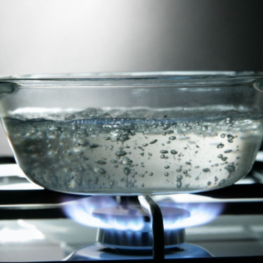 আবারও ঢাকা দিয়ে মিনিট পাঁচেক রাখুন। এর পরে ঢাকনা খুলে কষাতে থাকুন। তেল ছাড়লে ২ কাপ ঈষৎ উষ্ণ গরম জল যোগ করুন। আবার ভাল করে নাড়াচাড়া করে ঢাকা দিয়ে দিন। 