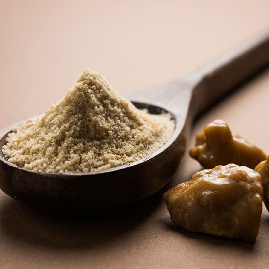 সবার শেষে যোগ করুন ১/৪ চামচ হিং। ভাল করে মিশিয়ে গ্যাস বন্ধ করে ঢাকা দিয়ে রাখুন যাতে সেই স্বাদ-গন্ধ মাংসের মধ্যে ঢোকে। \