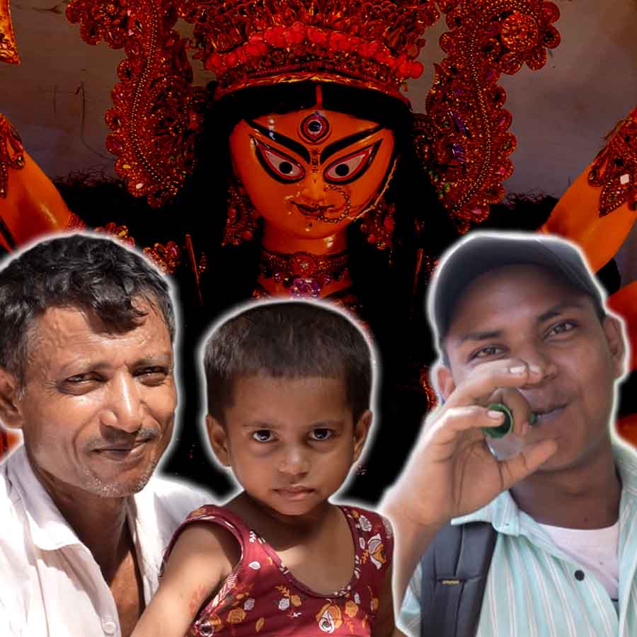 Kolkata Street hawkers who spent Puja Days without their family for earning dgtl