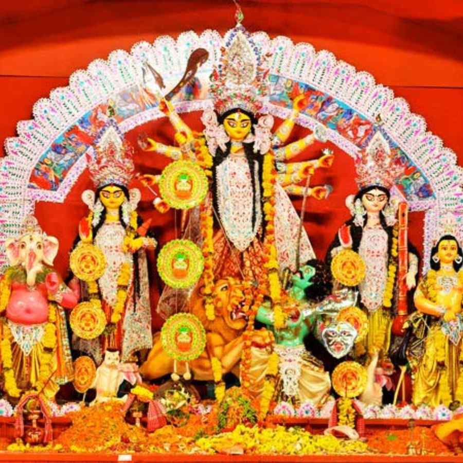 বাঙালির শ্রেষ্ঠ উৎসব দুর্গাপুজো। আদ্যন্ত বাঙালিয়ানায় ভরপুর এই উৎসবেরই একটি অবিচ্ছিন্ন অংশ হল দশভূজার জয়ধ্বনি - 'বলো দুগ্গা মাই কি জয়!' 