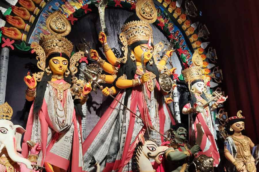 ১৭৫৭ সালে পলাাশির যুদ্ধের পর থেকেই কলকাতা শহর জুড়ে দুর্গাপুজোর রমরমা শুরু হয়। বনেদি বাড়ি, জমিদার বাড়ি এবং রাজবাড়িগুলির কাছে দুর্গাপুজো একটি 'স্টেটাস সিম্বল' হয়ে ওঠে!