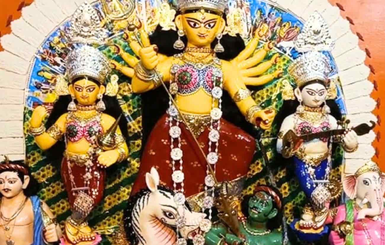 সাদা ঘোড়ার পিঠে দেবী কাত্যায়নী