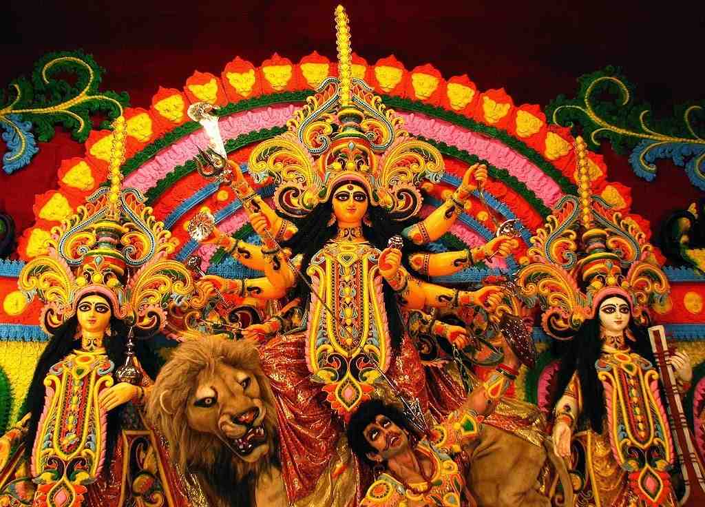 শোনা যায়, এই ভারবাহক বা মুটেদের ভাড়া করে আনা হত পড়শি রাজ্য বিহার থেকে। তাঁরা যখন বিরাট প্রতিমা ঘাড়ে চাপিয়ে বয়ে নিয়ে যেতেন একত্রে বলতেন 'বোলো দুর্গা মাই কি জয়!'