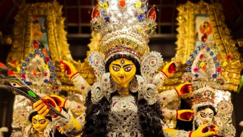 ঠিক যে ভাবে পাল্কিবাহকরা 'হুম হুম না রে, হুম হুম না' বলেন, এটা একেবারেই তেমন একটি প্রক্রিয়া। পরবর্তীতে বাঙালিরা বিহারি মুটেদের এই স্লোগানই আপন করে নেয়। কিছুটা বদলে সেটি হয় - 'বলো দুগ্গা মাই কি জয়!'