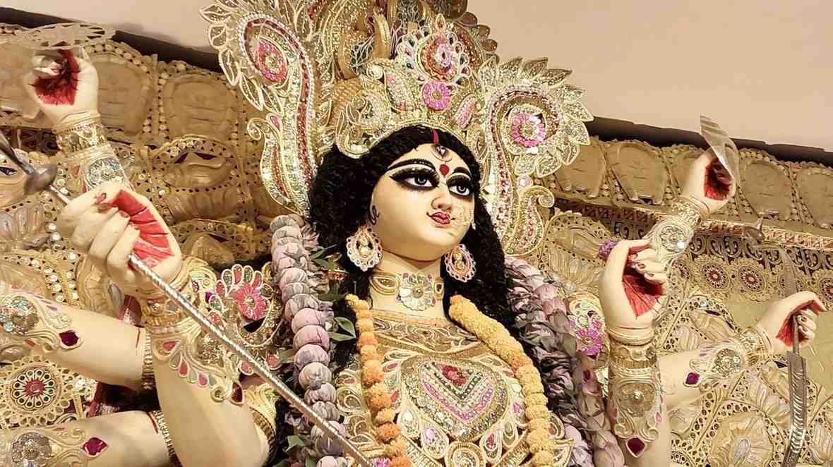 জাতি, ধর্ম, বর্ণ নির্বিশেষে বাঙালির দুর্গাপুজো যে আদতে মহামানবের মিলন উৎসব, এই ঘটনা বা ইতিহাস আরও এক বার সেটাই মনে করিয়ে দেয়। ( ‘আনন্দ উৎসব ২০২৫’-এর সাফল্যের নেপথ্যে রয়েছেন একাধিক সহযোগী। প্রেজ়েন্টিং পার্টনার ‘মারুতি সুজ়ুকি অ্যারেনা’। অন্যান্য সহযোগীরা হলেন ওয়েডিং পার্টনার ‘এবিপি ওয়ানস্টপ ওয়েডিং’, ফ্যাশন পার্টনার ‘কসমো বাজ়ার’, নলেজ পার্টনার ‘টেকনো ইন্ডিয়া ইউনিভার্সিটি’, ব্যাঙ্কিং পার্টনার ‘ইউনিয়ন ব্যাঙ্ক অফ ইন্ডিয়া’, কমফোর্ট পার্টনার ‘কার্লন’)।  (এই প্রতিবেদনটি ‘আনন্দ উৎসব’ ফিচারের একটি অংশ)।