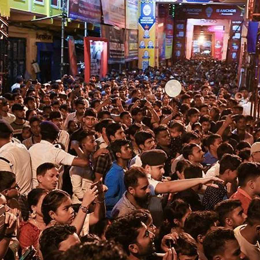 স্থির, ধীরোদাত্ত জীবনকে এক্কেবারে তছনছ করে দিয়ে যায় শারোৎসব। কিচ্ছু বলার নেই। উৎসব বলে কতা! বচ্ছরকার দিন বলে কথা!