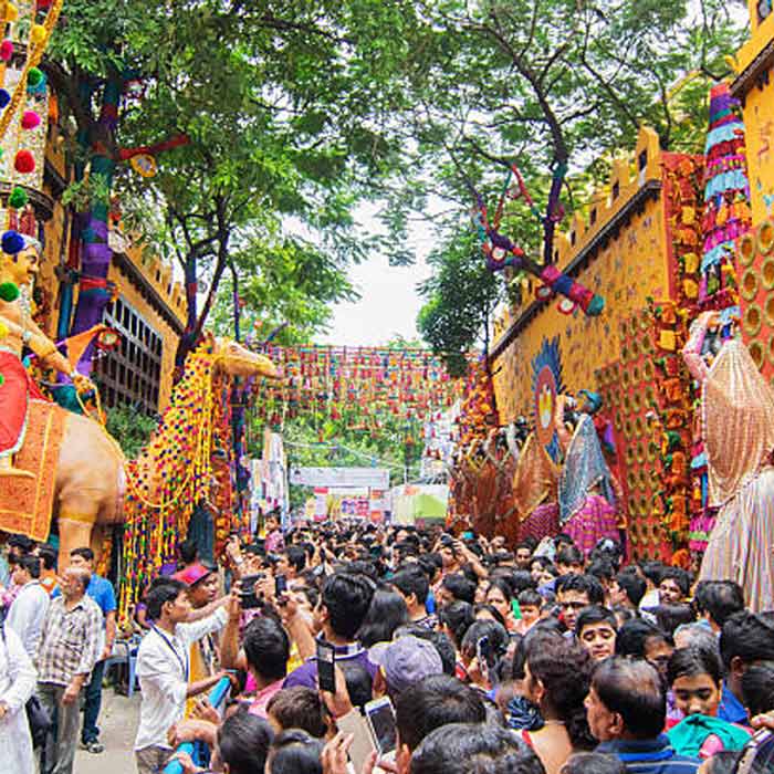 বাংলার ঢাকের বোলের সঙ্গে মিশে গিয়েছে অবাঙালি ‘কুড়কুড়ে’। প্যান্ডেল থেকে সেই স্বরও শ্রুত হয় মাইক মারফত। শ্রুত হয় পুরোহিত মশাইয়ের স্ত্রোত্রোচ্চারণও। সব মিলিয়ে অন্ন্য ক্যাকোফনি।