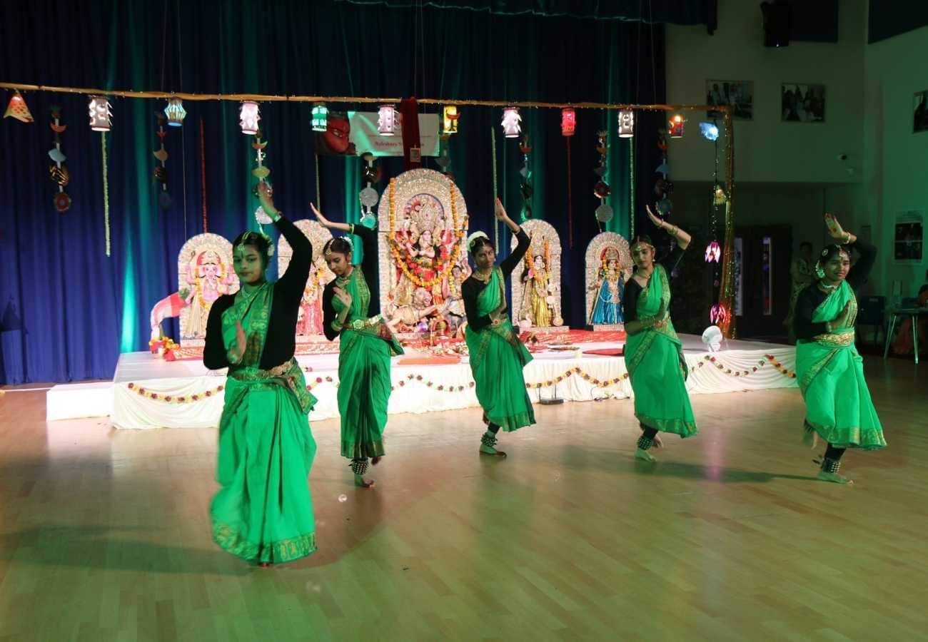  তবে বিনোদনেও ভাটা পড়বে না। অনুষ্ঠান শেষে থাকছে বলিউডি উদ্‌যাপন। অর্থাৎ নাচে-গানে জমজমাট দুর্গোৎসব। 