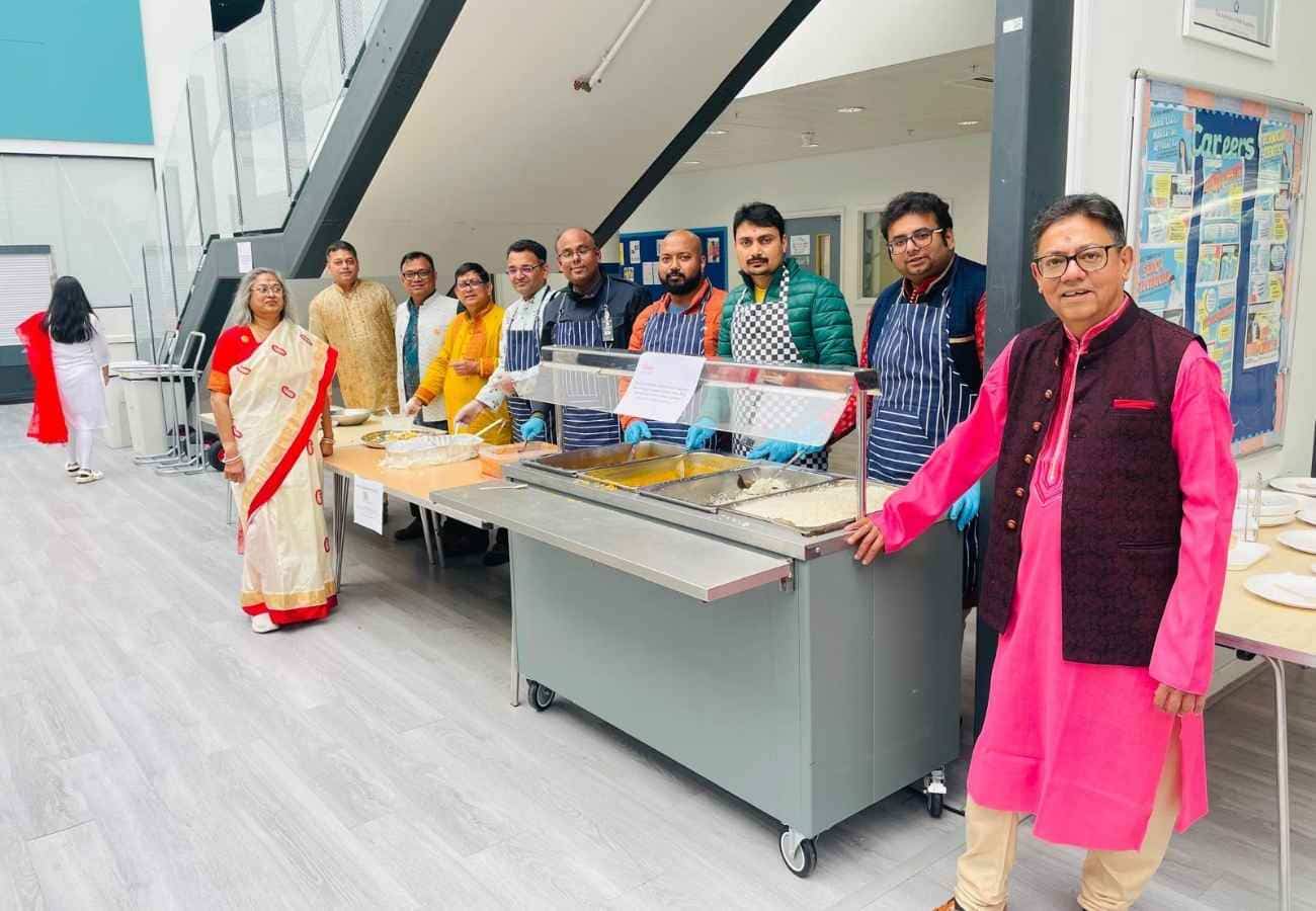 অনুষ্ঠানের আসর বসবে আর পেটপুজো হবে না, তা কী ভাবে হয়! আছে সুস্বাদু নানা পদ ও সদস্যদের নিজেদের হাতে তৈরি প্রসাদ ও মিষ্টি। 