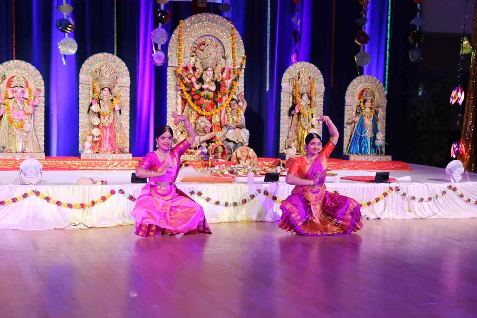  প্রবাসের মাটিতে থেকেও যাতে উৎসবের আমেজে একটুও ভাটা না পড়ুক, এমনটাই চাইছেন তাঁরা। (‘আনন্দ উৎসব ২০২৫’-এর সাফল্যের নেপথ্যে রয়েছেন একাধিক সহযোগী। প্রেজ়েন্টিং পার্টনার ‘মারুতি সুজ়ুকি অ্যারেনা’। অন্যান্য সহযোগীরা হলেন ওয়েডিং পার্টনার ‘এবিপি ওয়ানস্টপ ওয়েডিং’, ফ্যাশন পার্টনার ‘কসমো বাজ়ার’, নলেজ পার্টনার ‘টেকনো ইন্ডিয়া ইউনিভার্সিটি’, ব্যাঙ্কিং পার্টনার ‘ইউনিয়ন ব্যাঙ্ক অফ ইন্ডিয়া’, কমফোর্ট পার্টনার ‘কার্লন’)। ( এই প্রতিবেদনটি ‘আনন্দ উৎসব’ ফিচারের একটি অংশ। )