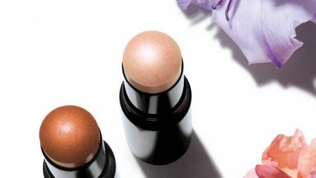 হাইলাইটার স্টিক: প্যান্ডেলের আলোয় ত্বক যাতে উজ্জ্বল দেখায়, তার জন্য হাইলাইটার দরকার। পাউডার হাইলাইটারের চেয়ে স্টিক বা ক্রিম হাইলাইটার ব্যাগে বহন করা সহজ।  ব্যবহারের টিপস: আপনার গালের উঁচু অংশ, নাকের ডগা এবং ভ্রুর নীচে অল্প করে হাইলাইটার লাগিয়ে আঙুল দিয়ে ব্লেন্ড করে নিন।