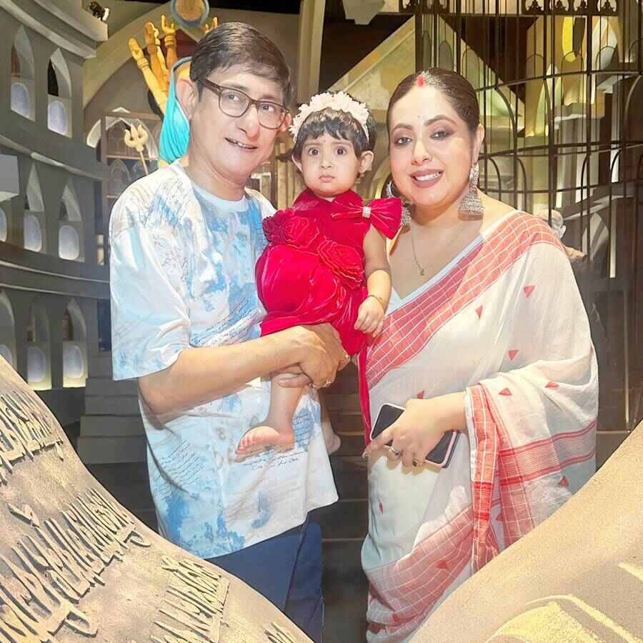 কাঞ্চন মল্লিকের কোলে কৃষভি, পাশে শ্রীময়ী চট্টরাজ।