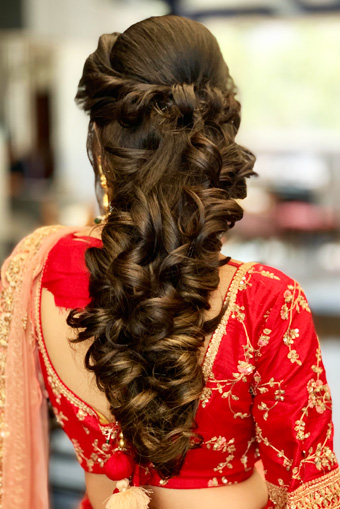 চুলের সাজের জন্য কয়েকটি সেফটি পিন ও ক্লিপ: মেকআপের পাশাপাশি চুলের সাজও জরুরি। কয়েকটি বিনুনি বা সাধারণ ক্লিপ দিয়ে চটজলদি খোঁপা বা হাফ আপ-হাফ ডাউন করে নিতে পারবেন। এটি পরিশ্রান্ত ভাব দূর করে ফ্রেশ লুক দেবে।  ব্যবহারের টিপস: চুল হালকা করে বেঁধে তাতে একটি ফুল বা সাজের ক্লিপ যোগ করুন।