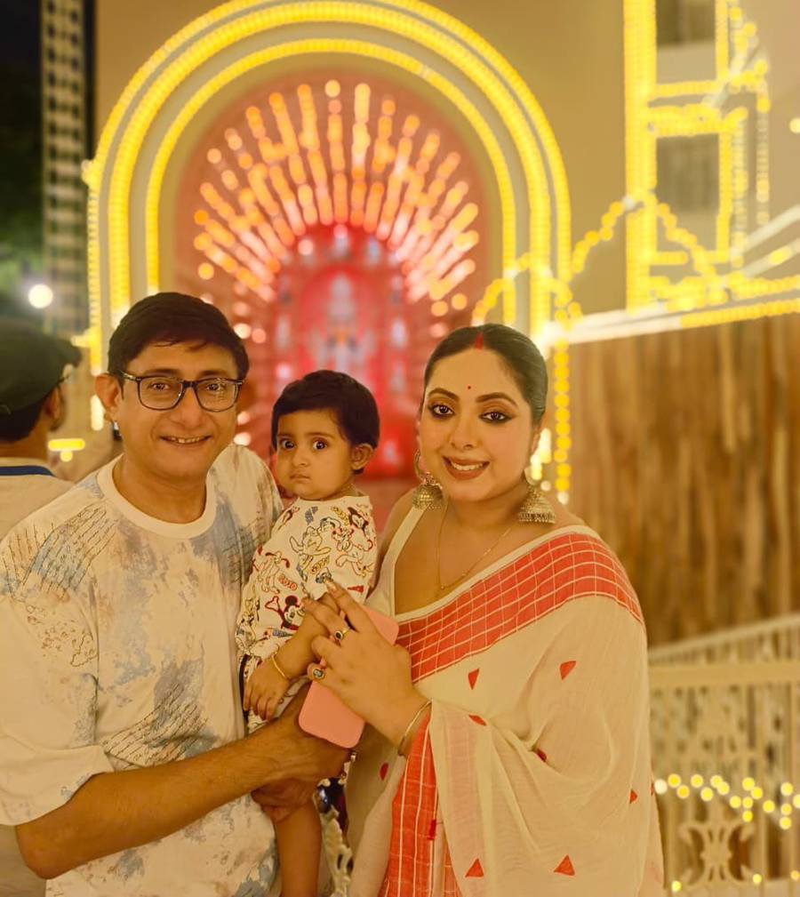 মা-বাবার কোলে কৃষভি।