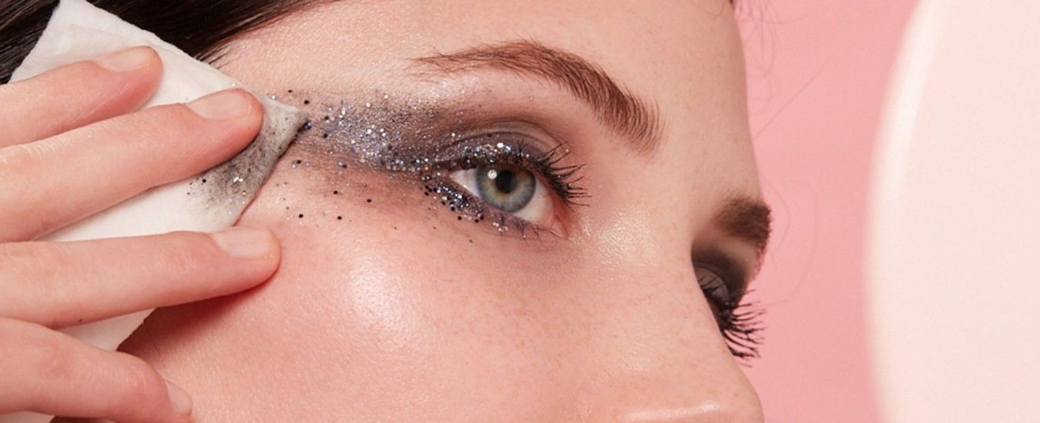 মেকআপ তুলতে ওয়েট টিস্যু বা মেকআপ রিমুভার ওয়াইপস: ভুল হয়ে যাওয়া মেকআপ দ্রুত ঠিক করতে অথবা দিনের শেষে ক্লান্তি দূর করতে ওয়েট টিস্যু বা মেকআপ রিমুভার ওয়াইপস খুব কাজের।  ব্যবহারের টিপস: পুরনো মেকআপের কোনও অংশ মুছতে বা রাতে বাড়ি ফিরে দ্রুত মেকআপ তুলে ফেলতে এটি ব্যবহার করুন। এই বিষয়গুলি মাথায় রাখলেই অফিস থেকে সরাসরি প্যান্ডেল হপিংয়ে যেতে আপনার সাজগোজ সংক্রান্ত অন্তত কোনও সমস্যা হবে না। ( ‘আনন্দ উৎসব ২০২৫’-এর সাফল্যের নেপথ্যে রয়েছেন একাধিক সহযোগী। প্রেজ়েন্টিং পার্টনার ‘মারুতি সুজ়ুকি অ্যারেনা’। অন্যান্য সহযোগীরা হলেন ওয়েডিং পার্টনার ‘এবিপি ওয়ানস্টপ ওয়েডিং’, ফ্যাশন পার্টনার ‘কসমো বাজ়ার’, নলেজ পার্টনার ‘টেকনো ইন্ডিয়া ইউনিভার্সিটি’, ব্যাঙ্কিং পার্টনার ‘ইউনিয়ন ব্যাঙ্ক অফ ইন্ডিয়া’, কমফোর্ট পার্টনার ‘কার্লন’)।  (এই প্রতিবেদনটি ‘আনন্দ উৎসব’ ফিচারের একটি অংশ)।