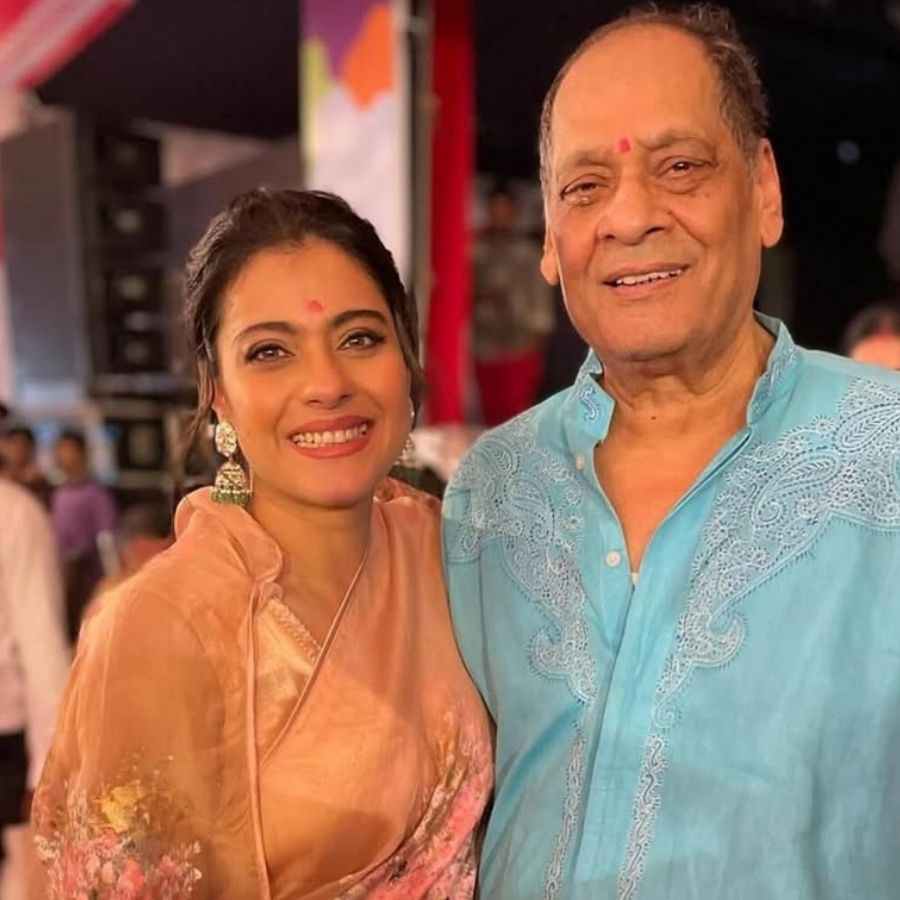  পরিবারের অন্যতম সদস্য তথা অভিনেতা দেব মুখোপাধ্যায় নেই। প্রিয় কাকাকে হারিয়ে চোখে জল রানি মুখোপাধ্যায় এবং কাজলের। মঞ্চের নীচেই দাঁড়িয়ে দেবীবরণ দেখলেন প্রয়াত অভিনেতার পুত্র অয়ন মুখোপাধ্যায়। 