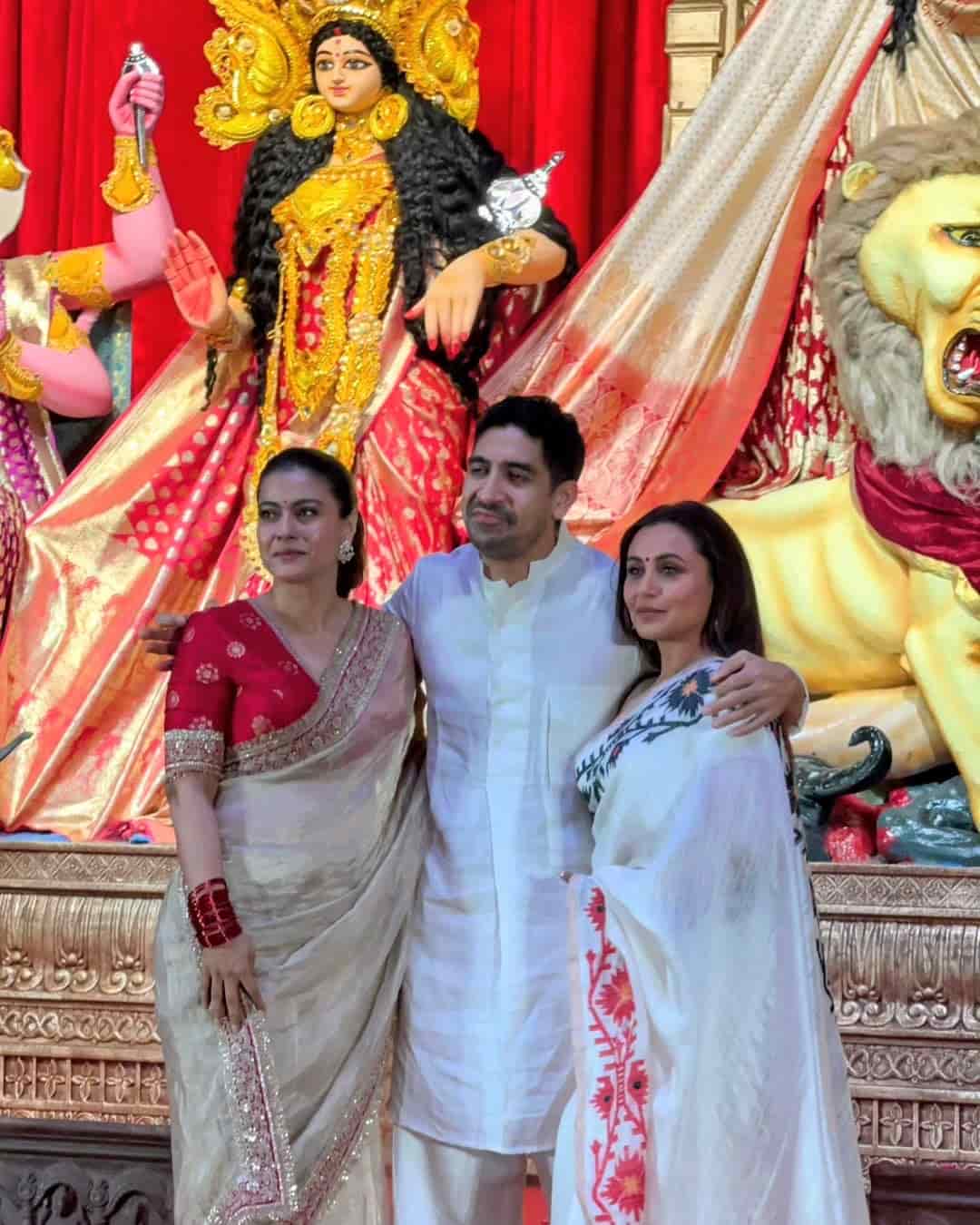 শনিবার অর্থাৎ পঞ্চমীতে ছিল মুখোপাধ্যায় পরিবারের পুজোর উদ্বোধন। গোলাপের পাপড়ি ছড়িয়ে দেবীর আবাহনে ব্যস্ত ছিলেন দুই বোন, কাজল ও রানি। 