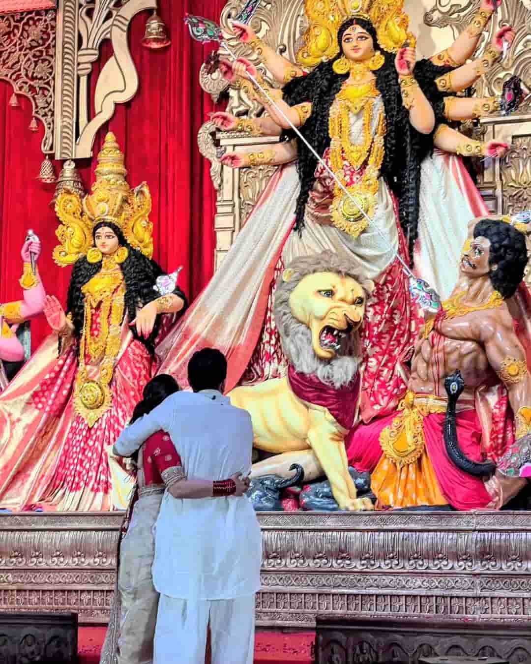 মুখে হাসি থাকলেও কাকার জন্য কখনও কখনও চোখ ছলছল দু’জনেরই। মঞ্চের নীচে দাঁড়িয়ে দেব মুখোপাধ্যায়ের ছেলে অয়ন। 