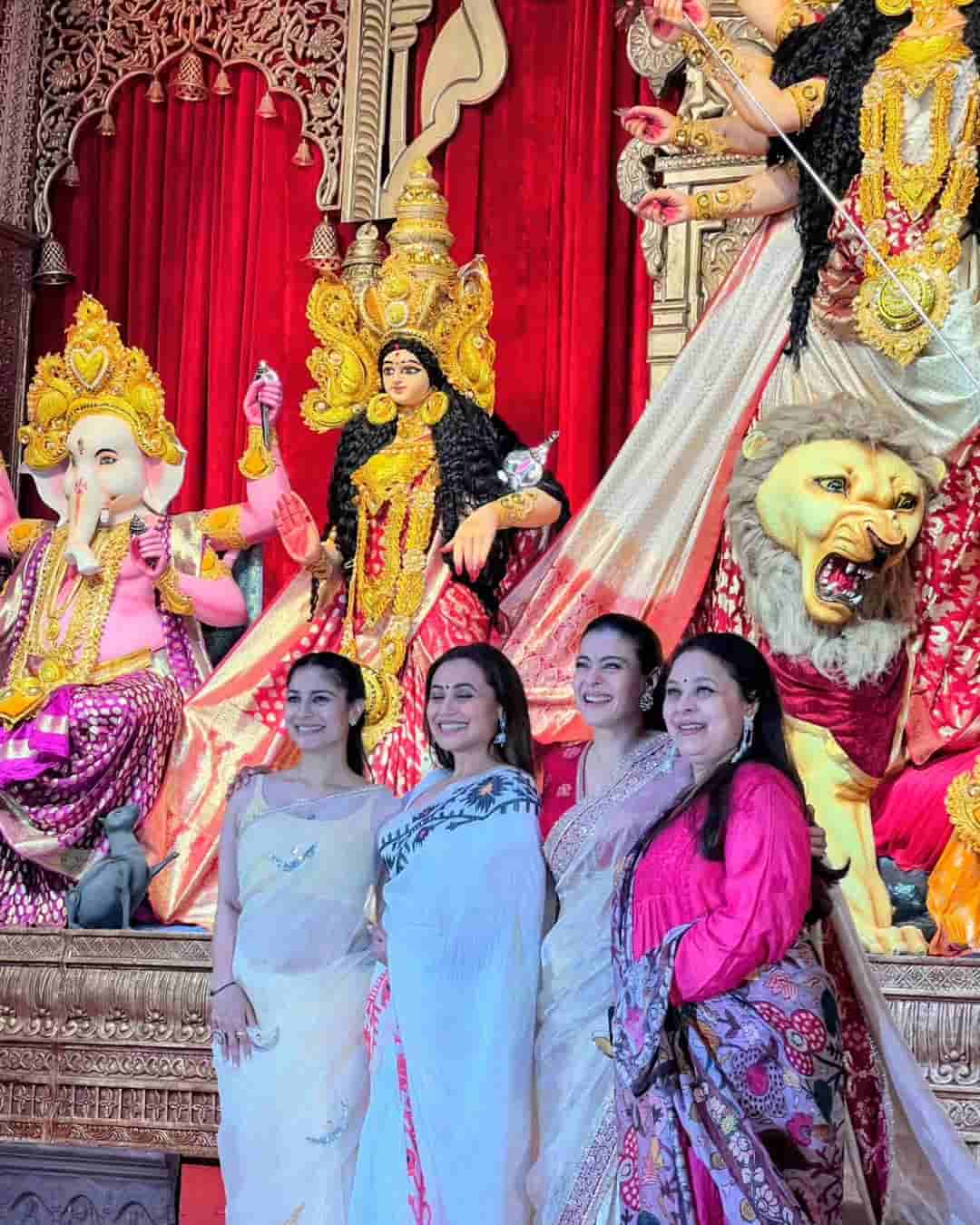 এই বছর তাঁর কালাশৌচ। সর্বাণী, তানিশাদেরও দেখা গেল পুজোর অতিথি আপ্যায়নে। 