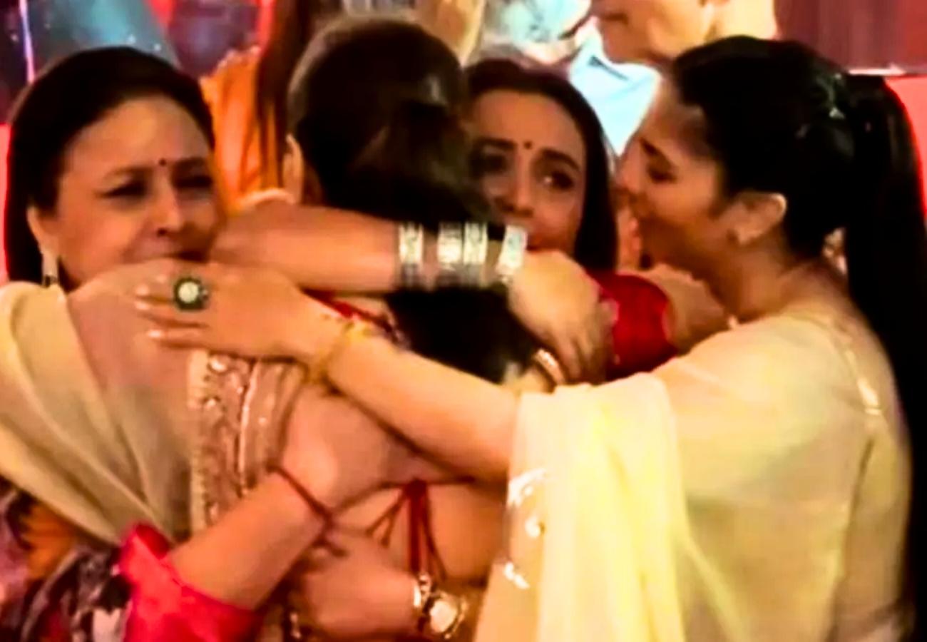 তত ক্ষণে মঞ্চের নীচে সব ভাই-বোন এক সঙ্গে। 