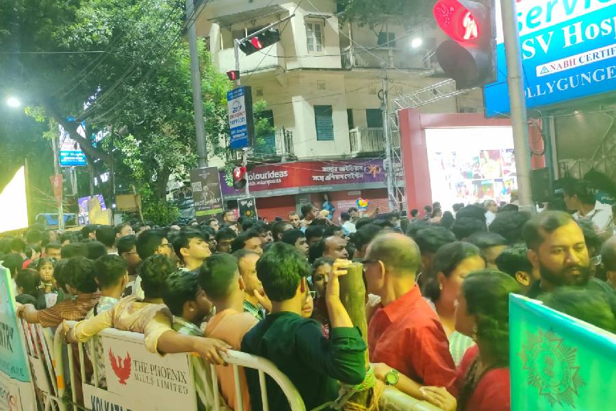 মানুষের ঢল ত্রিধারায়।