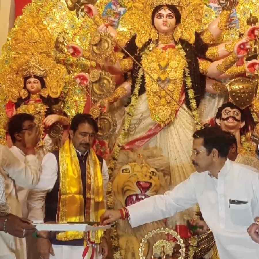 হাওড়ার পুজোয় কংগ্রেস নেতা। 