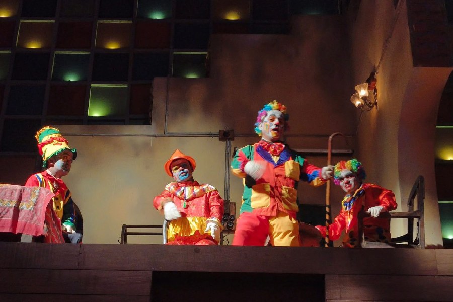 জোকারদের লাইভ শো বড়িশায়।