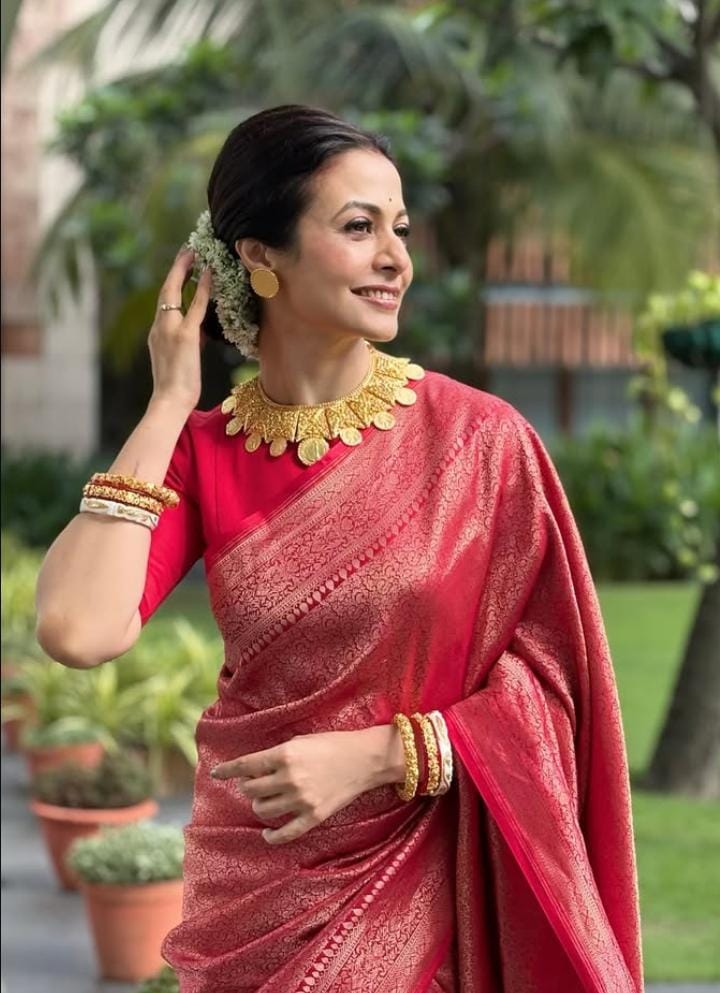 টিভির পর্দায়ে দেবী রূপে ধরা দিয়েছেন বহু বার। তবে বাস্তবেও তাঁকে ‘দেবী’ তকমা দিলে খুব একটা ভুল হবে না। তিনি কোয়েল মল্লিক। লাল শাড়ি ও সোনার অলঙ্কারে সজ্জিত অভিনেত্রীকে দেখে চোখ ফেরানো দায়। 