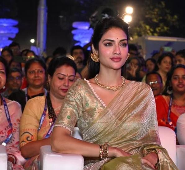  পুজোর মুখে শহর ছেড়েছেন নুসরত জাহান। একটি অনুষ্ঠানে যোগ দিতে মুম্বই উড়ে গিয়েছেন তিনি। সেখান থেকেই শুভেচ্ছা জানিয়ে লিখলেন, ‘শুভ হোক’। 