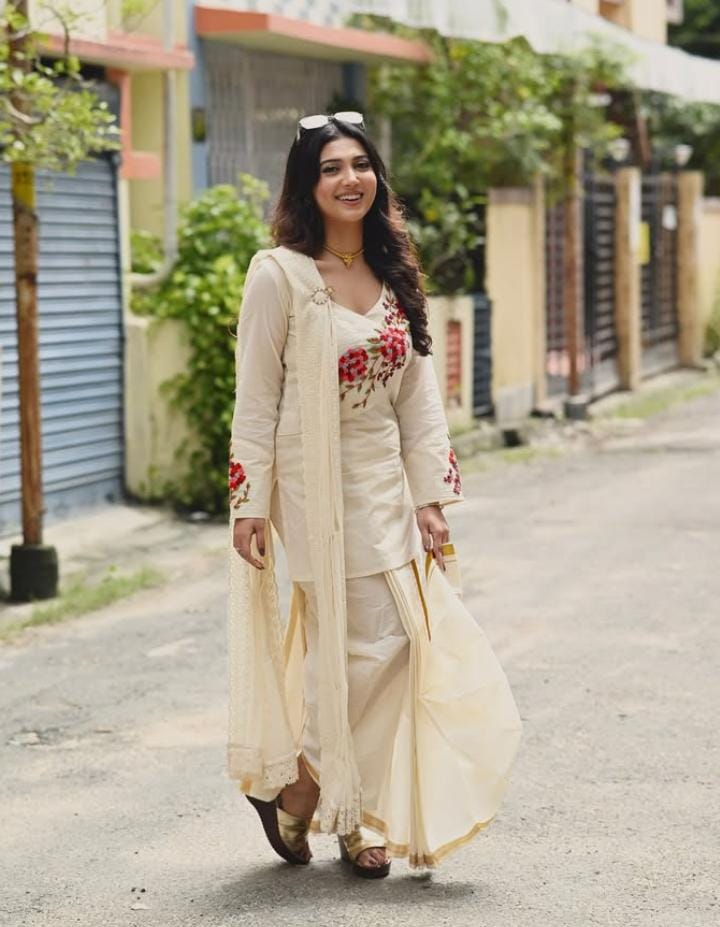  ষষ্ঠীর সকালে ধুতির সঙ্গে অন্য অবতারে রাজনন্দিনী পাল। খোলা চুলের সঙ্গে মাথার উপর জড়িয়ে রোদ চশমা। পুজোয় নায়িকার মতো করে সাজলে মন্দ লাগবে না। 