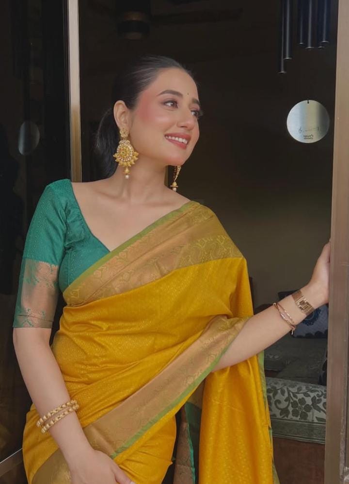  হলুদ শাড়িতে ঝলমলে স্বস্তিকা দত্ত। দুই কানে বড় দুল আর হাতের চুড়িতেই সাজ সম্পূর্ণ। 