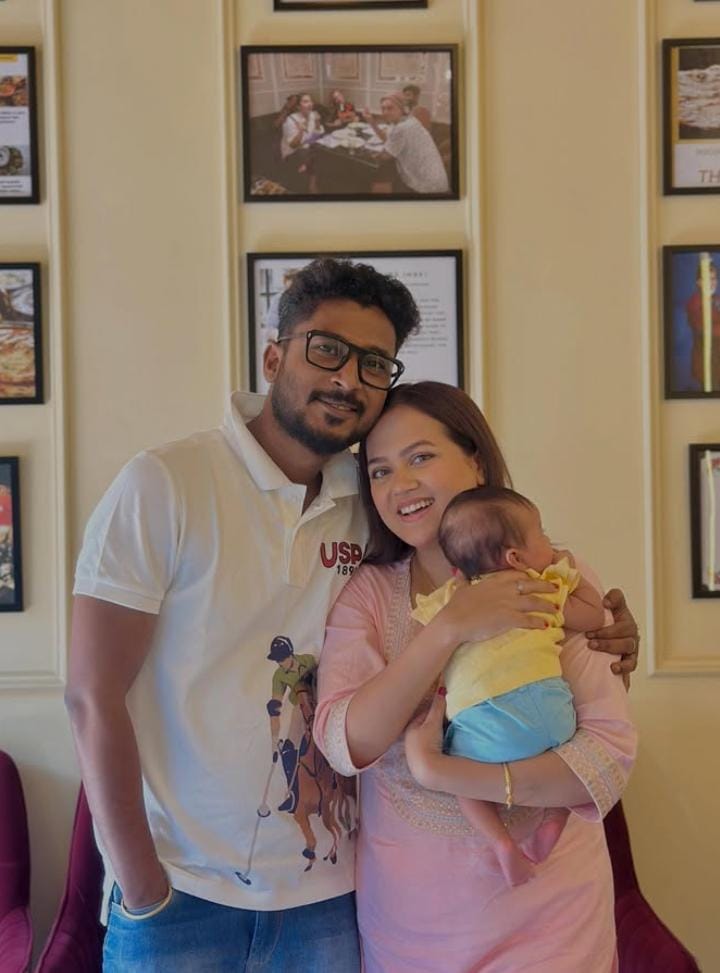  ছোট্ট মীরাকে নিয়ে প্রথম পুজো অহনা দত্ত এবং দীপঙ্কর রায়ের। ষষ্ঠীর দিনে তিন জনেই হলেন আদুরে ফ্রেমবন্দি। 