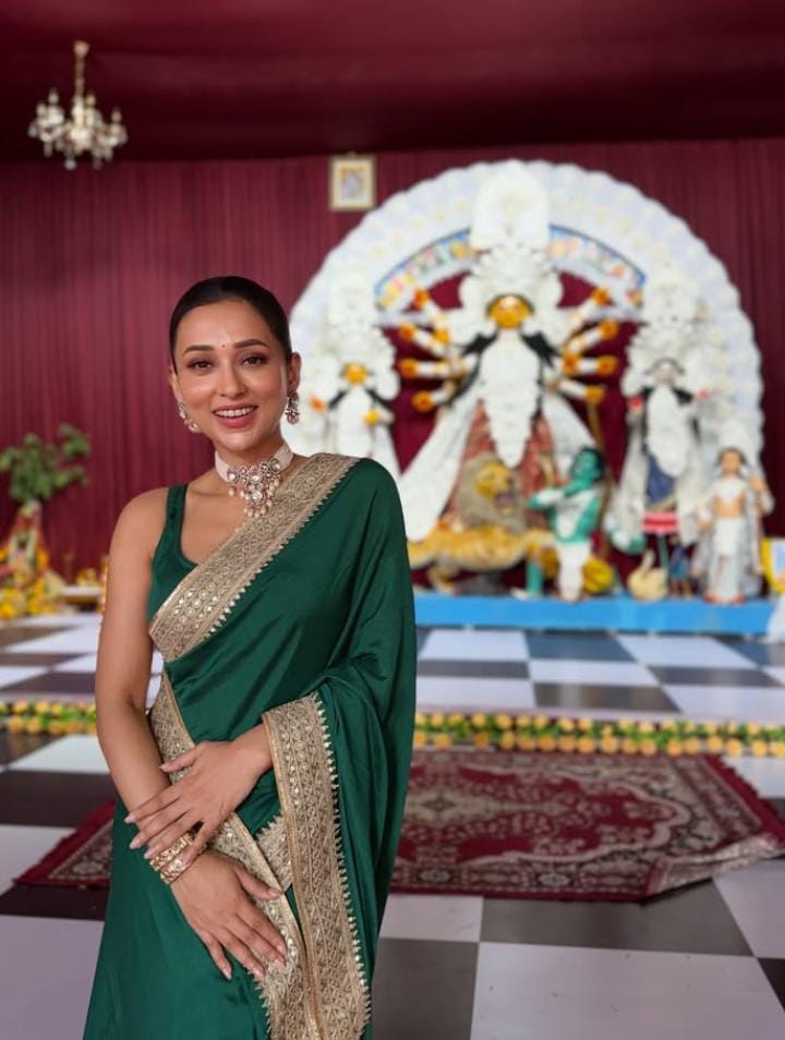  চওড়া পাড়ের গাঢ় সবুজ শাড়িতে অপরূপা মিমি চক্রবর্তী। গলা জুড়ে রয়েছে বিড্‌সের হার। 