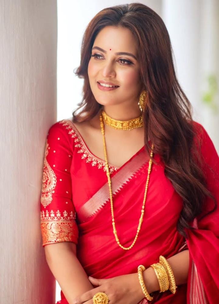  লাল শাড়িতে নজরকাড়া প্রিয়াঙ্কা সরকারও। ছিমছাম সাজের সঙ্গে শোভা বাড়াচ্ছে সোনালি অলঙ্কার। 