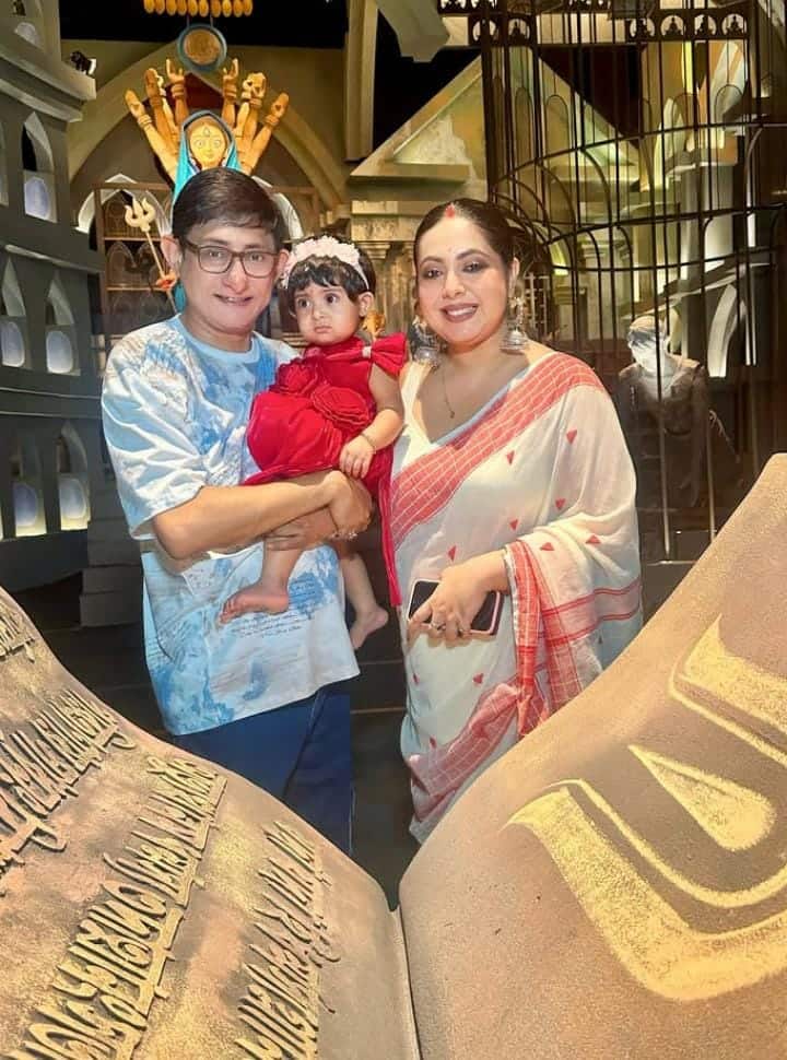 ছোট্ট কৃষভির প্রথম দুর্গাপুজো। বাবা-মায়ের হাত ধরেই চলল প্রতিমা দর্শন। 