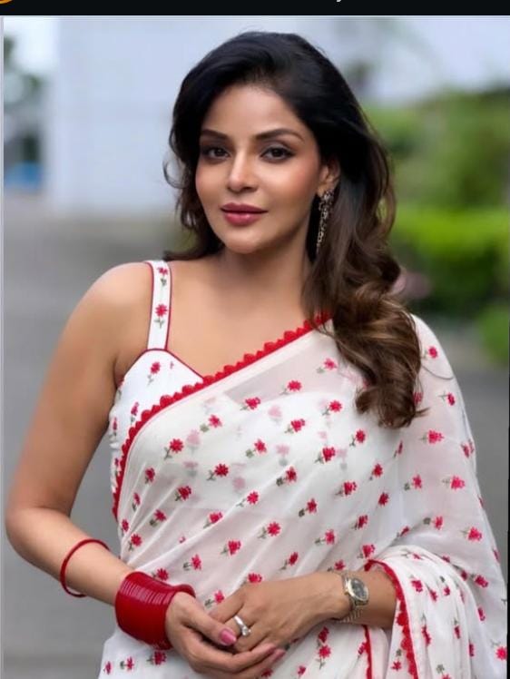  সাদা শাড়িতে স্নিগ্ধ অরুণিমা ঘোষ। 