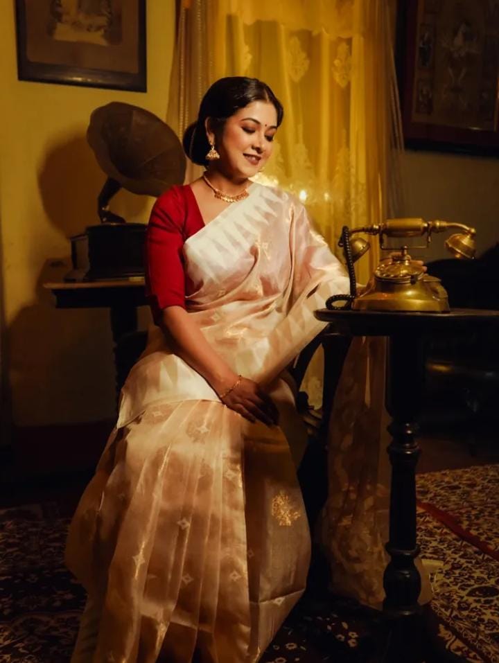 ষষ্ঠীর সন্ধাতে অন্য মেজাজে পায়েল দে। (‘আনন্দ উৎসব ২০২৫’-এর সাফল্যের নেপথ্যে রয়েছেন একাধিক সহযোগী। প্রেজ়েন্টিং পার্টনার ‘মারুতি সুজ়ুকি অ্যারেনা’। অন্যান্য সহযোগীরা হলেন ওয়েডিং পার্টনার ‘এবিপি ওয়ানস্টপ ওয়েডিং’, ফ্যাশন পার্টনার ‘কসমো বাজ়ার’, নলেজ পার্টনার ‘টেকনো ইন্ডিয়া ইউনিভার্সিটি’, ব্যাঙ্কিং পার্টনার ‘ইউনিয়ন ব্যাঙ্ক অফ ইন্ডিয়া’, কমফোর্ট পার্টনার ‘কার্লন’)।  (এই প্রতিবেদনটি ‘আনন্দ উৎসব’ ফিচারের একটি অংশ)।