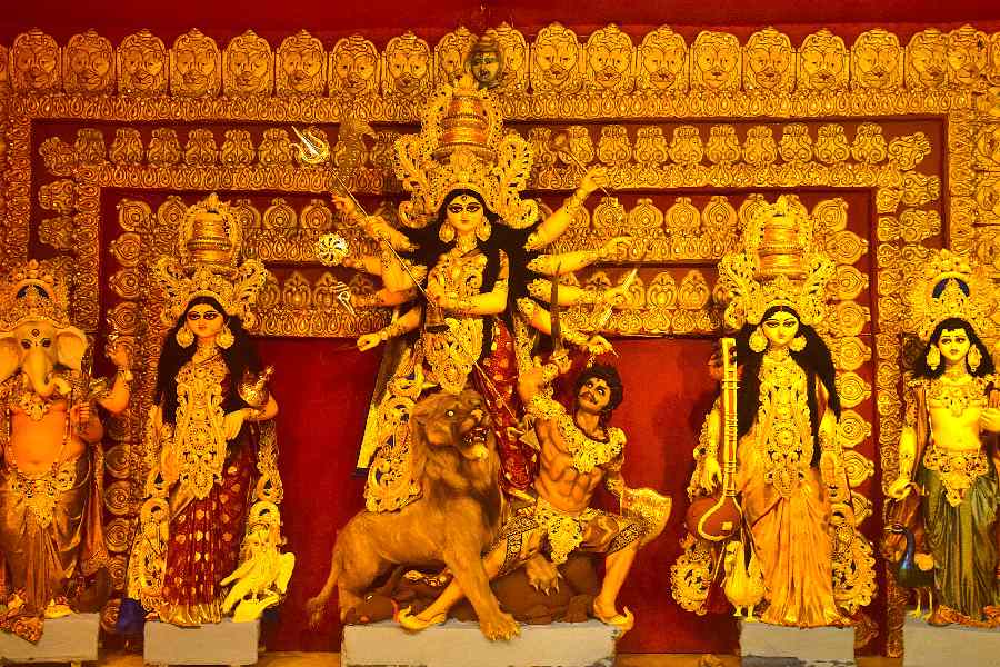 বেহালা রয়েড পার্ক ওয়েলফেয়ার অ্যাসোসিয়েশনের পুজো।