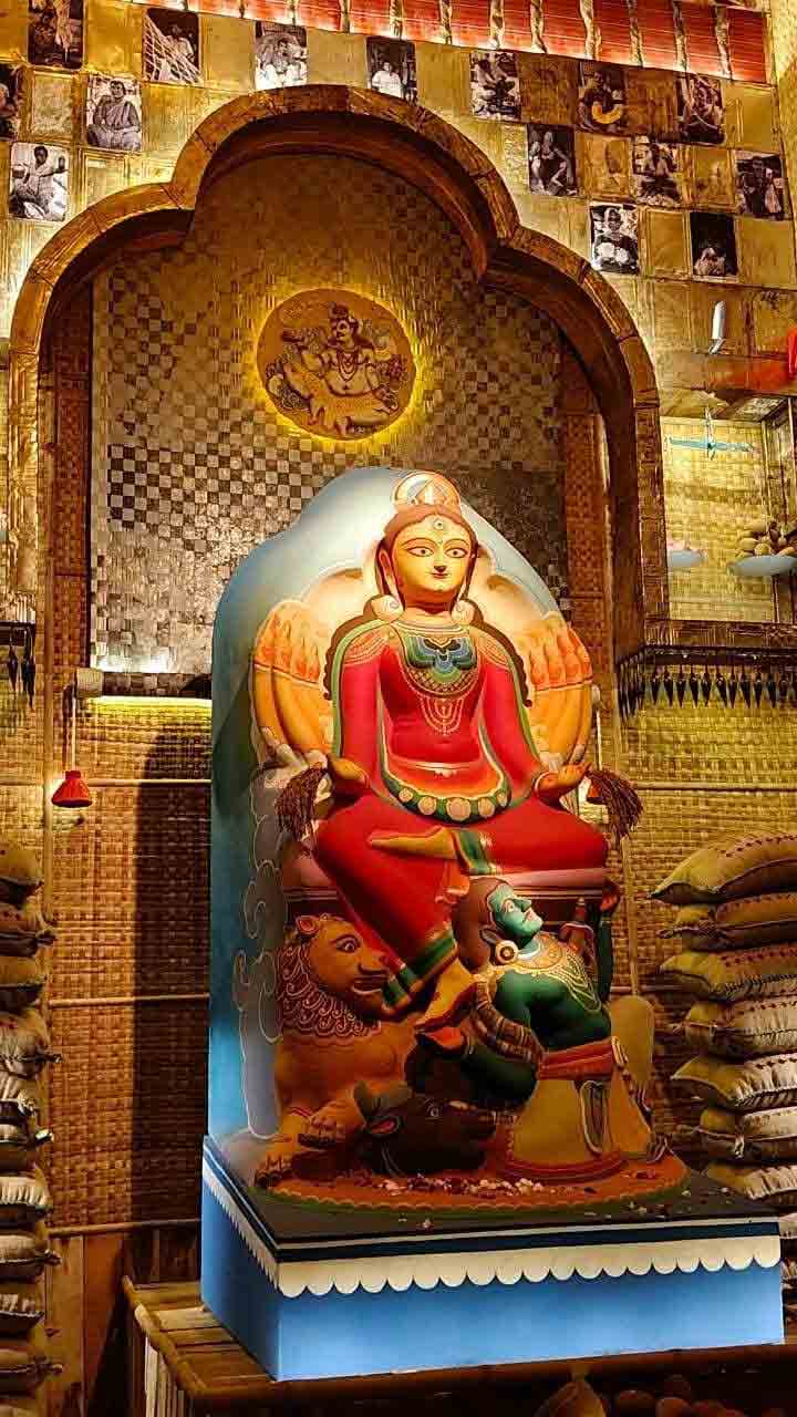 ‘কাঁকুড়গাছি মিতালি’-র প্রতিমা। এ বারের পুজো ৮৯ তম বর্ষে পদার্পণ করল। থিম- সখের বাজার। 