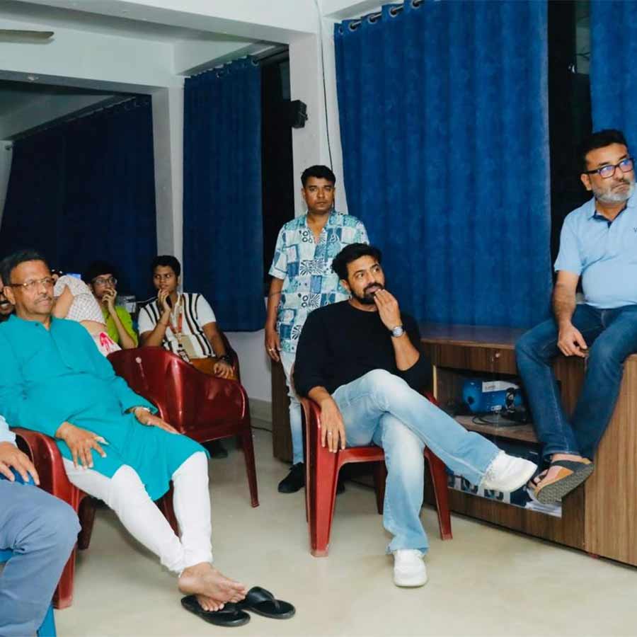 চেতলা অগ্রণী ক্লাবের ঠাকুর দেখতে এসেছিলেন সাংসদ তথা অভিনেতা দেব। পরে মেয়র ফিরহাদ হাকিমের সঙ্গে বসে ক্লাবেই বেশ কিছু ক্ষণ ভারত ও পাকিস্তানের খেলা দেখলেন তিনি।