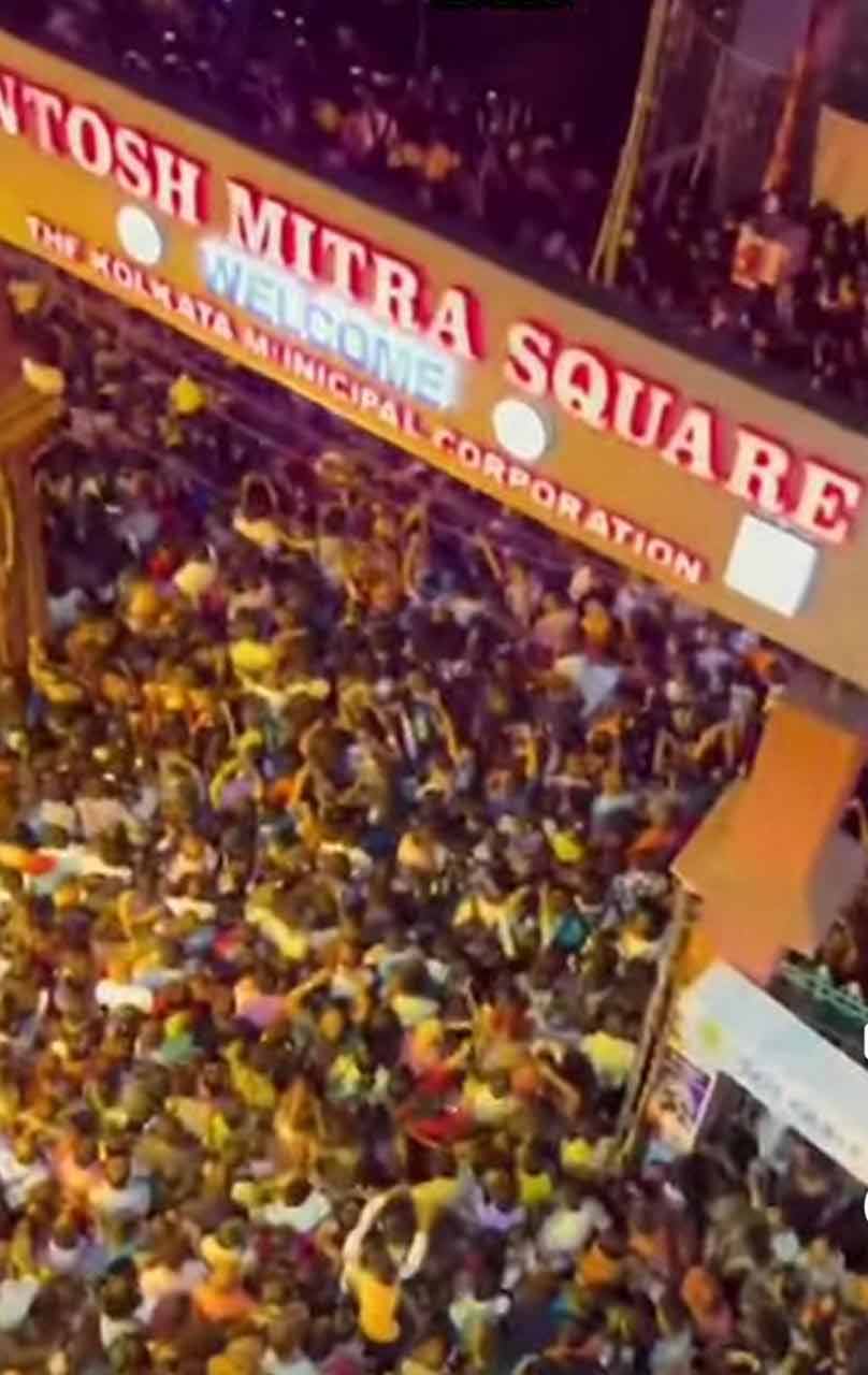 রাতভোরেও সন্তোষ মিত্র স্কোয়‍্যারে ভিড়।