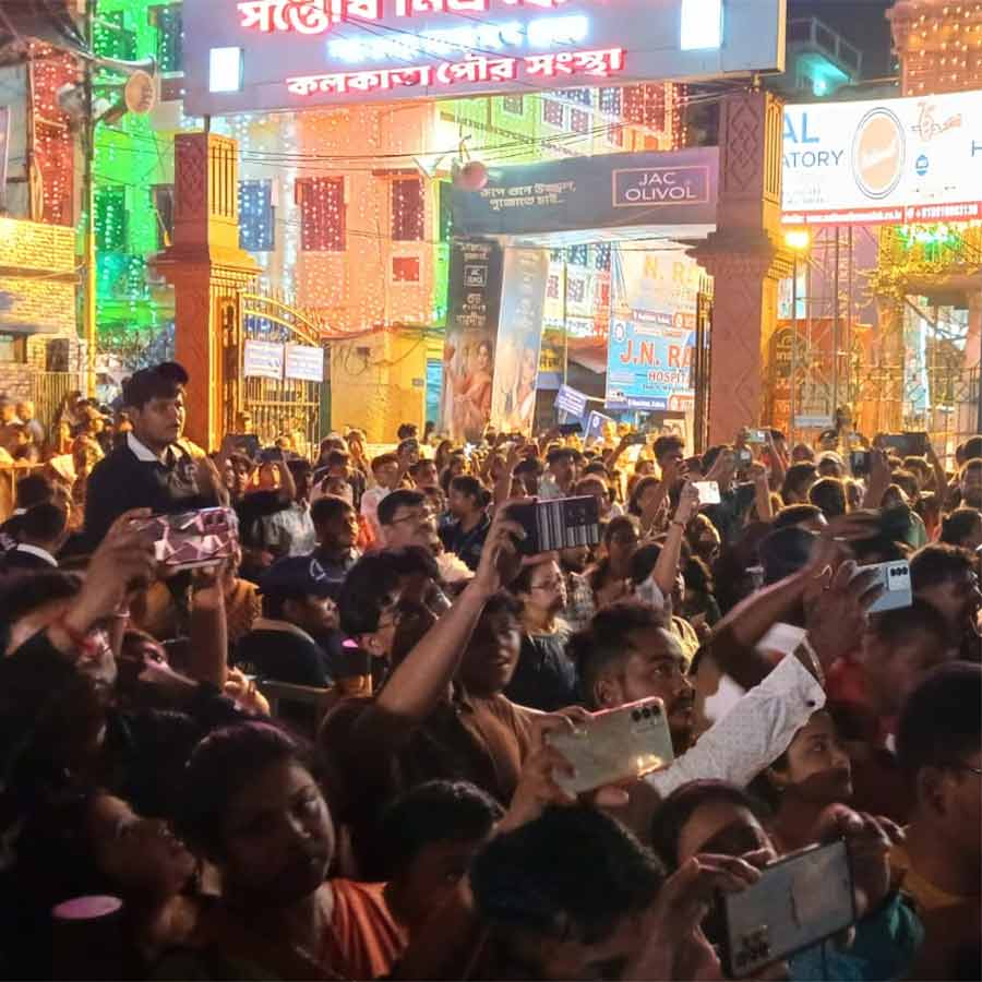 Live updates of Durga Puja pandals on Sasthi, weather alert and traffic updates around Kolkata dgtl