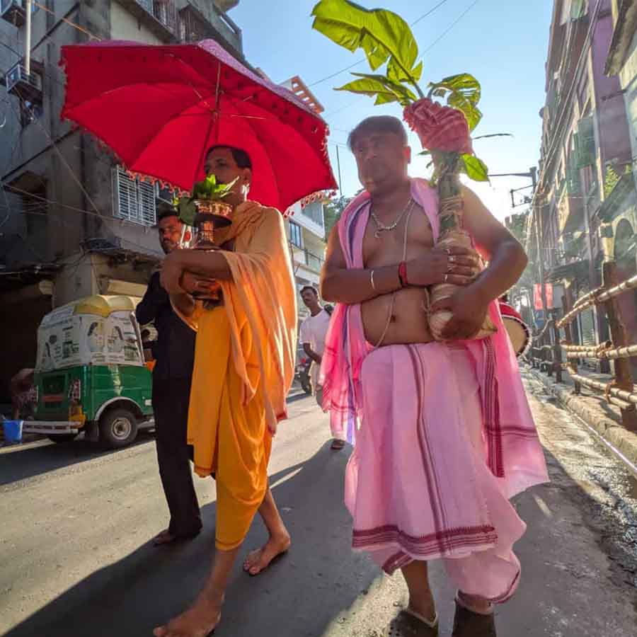 Durga Puja 2025: Tradition of Nabapatrika Snan in Hatkhola Dutta bari dgtl