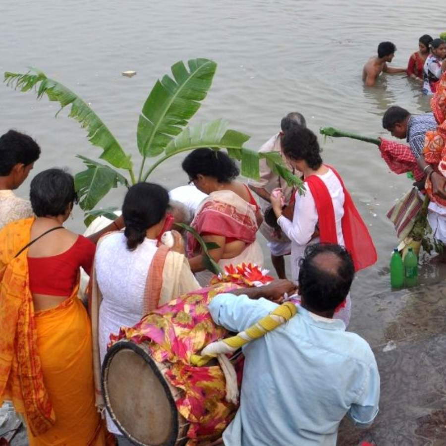বাসন্তী পুজো বলুন বা অকাল বোধন, দুই সময়ই সপ্তমী তিথিতেই কলাবউ স্নানের রীতি রয়েছে। সকাল সকাল ভিড় উপচে পড়ে গঙ্গার ঘাটে। 