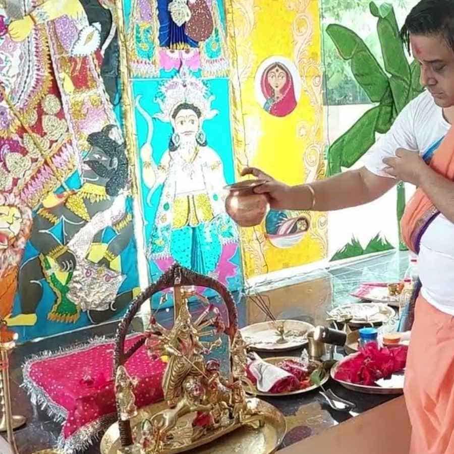 গঙ্গাস্নানের পর নবপত্রিকা মণ্ডপে আনা হলে দেবী দুর্গাকে মহাস্নান করানো হয়ে থাকে। এরপর কলাবউকে রাখা হয় গণেশের পাশে। পুজোর বাকি ৪দিন নবপত্রিকাও বাকি দেবদেবীর সঙ্গেই পূজিত হয়। 