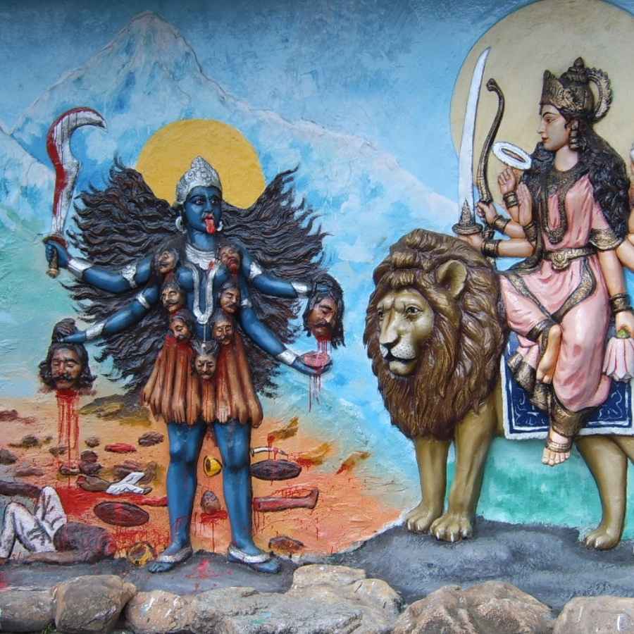 তবে এই বিষয়ে যেটা না জানলেই নয়, অন্য কোনও দেবীর আলাদা ভাবে পুজো হয় না। তবে, পত্রিকার প্রবেশের আগে তার সামনে দেবী চামুণ্ডার পুজো করা হয়। 