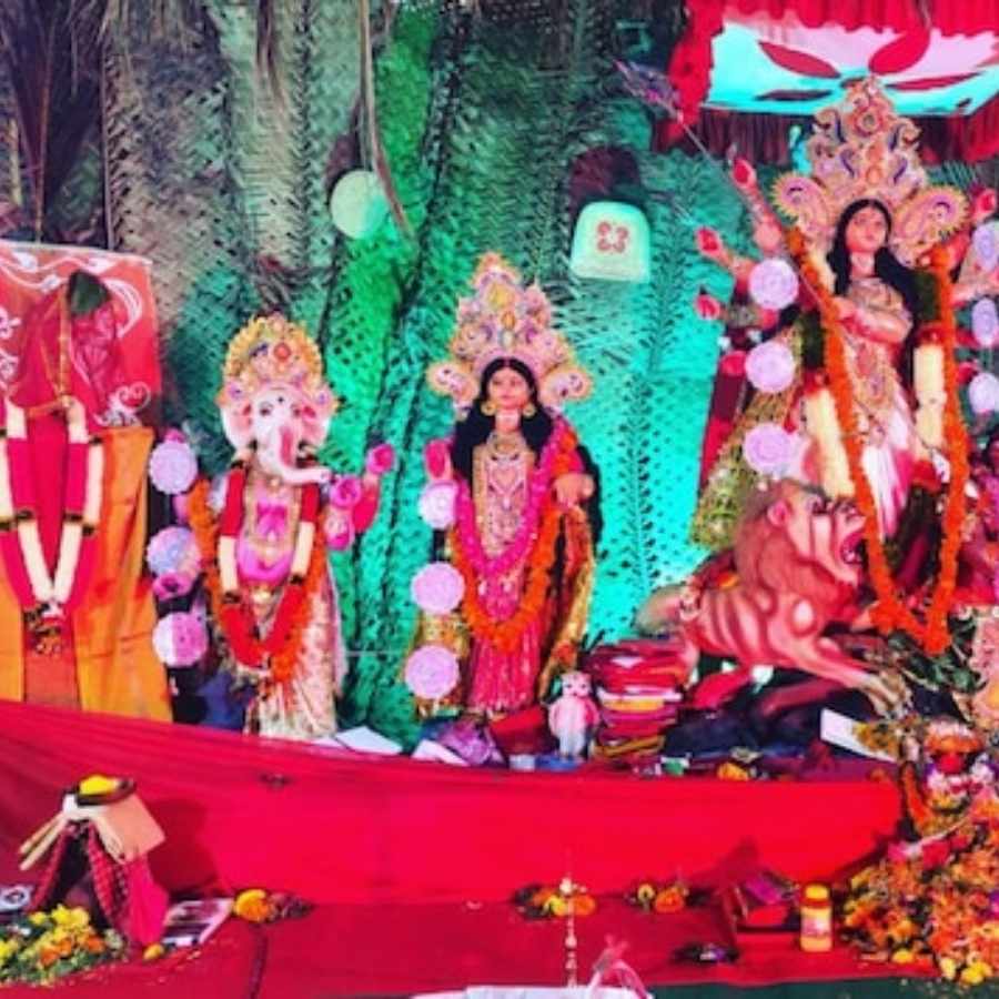 নবপত্রিকা মণ্ডপে প্রবেশের পরই দুর্গাপুজোর মূল অনুষ্ঠানটি শুরু হয়। (‘আনন্দ উৎসব ২০২৫’-এর সাফল্যের নেপথ্যে রয়েছেন একাধিক সহযোগী। প্রেজ়েন্টিং পার্টনার ‘মারুতি সুজ়ুকি অ্যারেনা’। অন্যান্য সহযোগীরা হলেন ওয়েডিং পার্টনার ‘এবিপি ওয়ানস্টপ ওয়েডিং’, ফ্যাশন পার্টনার ‘কসমো বাজ়ার’, নলেজ পার্টনার ‘টেকনো ইন্ডিয়া ইউনিভার্সিটি’, ব্যাঙ্কিং পার্টনার ‘ইউনিয়ন ব্যাঙ্ক অফ ইন্ডিয়া’, কমফোর্ট পার্টনার ‘কার্লন’)।  (এই প্রতিবেদনটি ‘আনন্দ উৎসব’ ফিচারের একটি অংশ)।