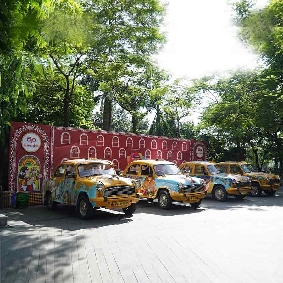 কলকাতার চেনা পরিচিত হলুদ ট্যাক্সিগুলিকে সাজানো হয়েছে চার দশকের পুরনো স্মৃতি ও শিল্পকলা দিয়ে
